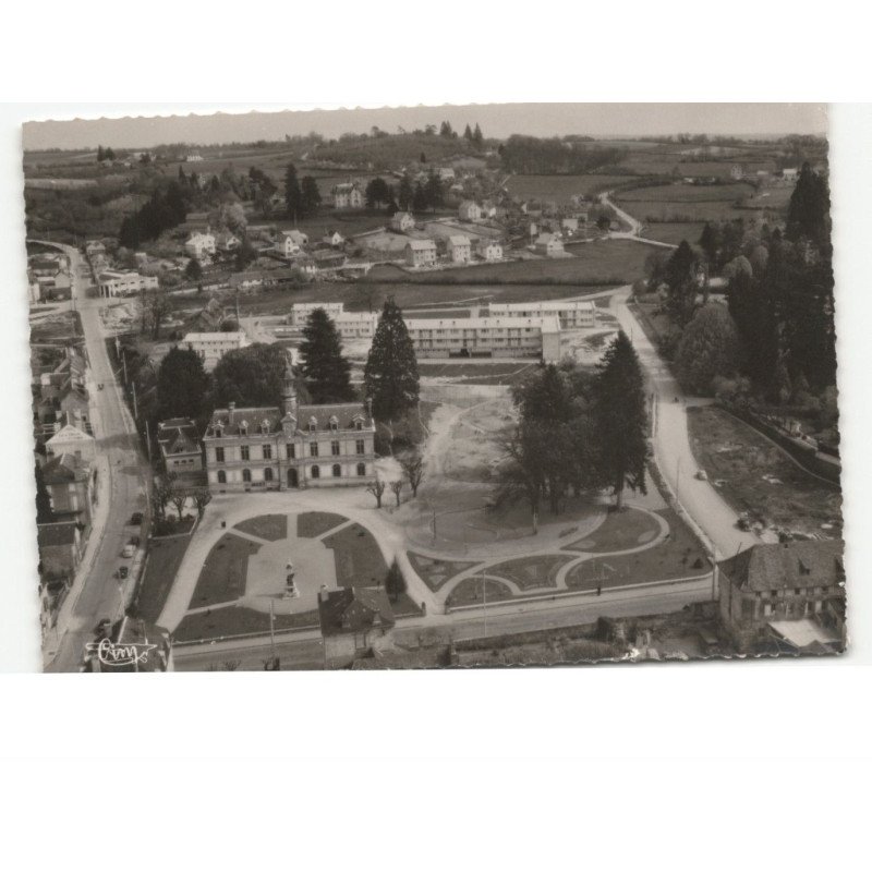 SAINT-YRIEIX-la-PERCHE: hôtel de ville et jardin public vue aérienne 10x15 - très bon état
