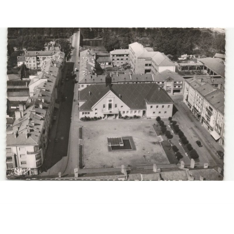 CHARMES: l'hôtel de ville et la place Henri Breton vue aérienne 10x15 - très bon état
