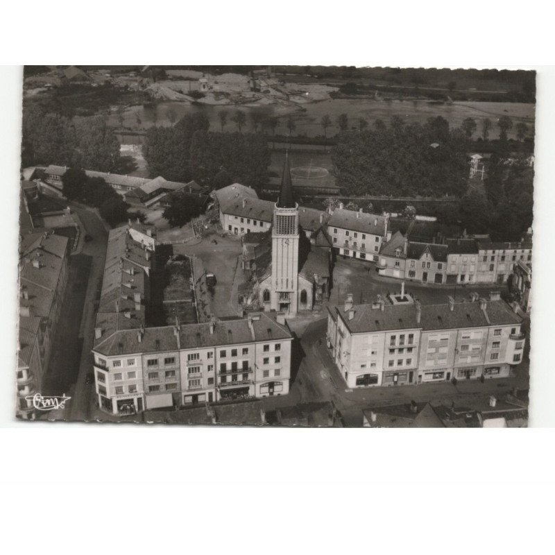 CHARMES: l'église la place d'espée et le monument des déportés vue aérienne 10x15 - très bon état