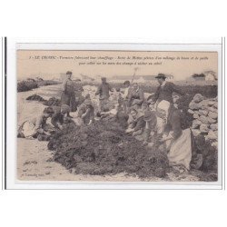 LE CROISIC : fermiers fabricant leur chauffage, sorte de motte pétries d'un melange de bouse et de paille- tres bon etat