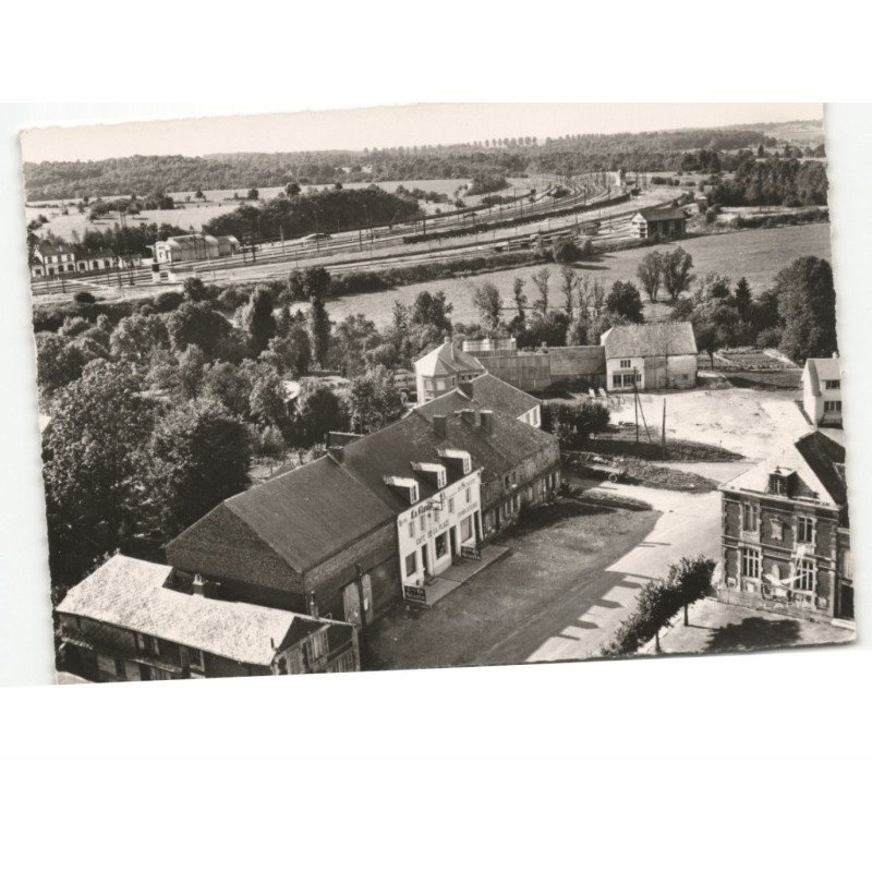 LIART: la place et au fond la gare vue aérienne 10x15 - très bon état