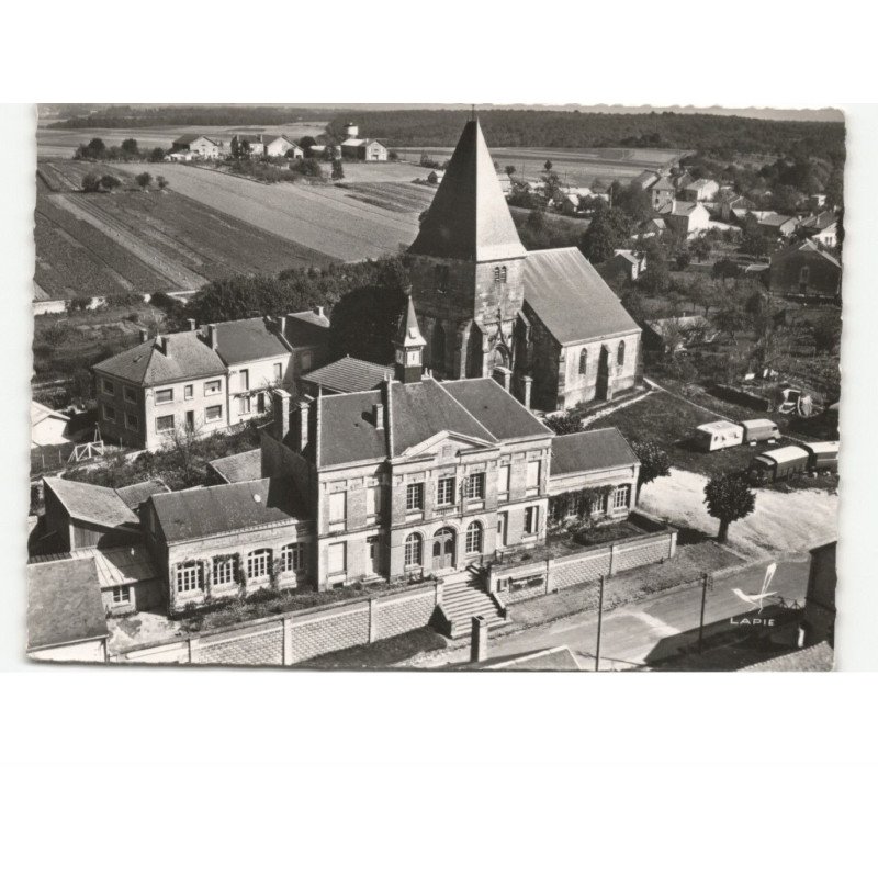VONCQ: la mairie et l'église: vue aérienne 10x15 - très bon état