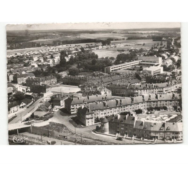 CARIGNAN: place de la fontaine vue aérienne 10x15 - très bon état