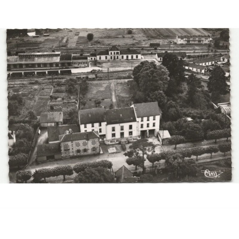 CARIGNAN: l'hôtel de la gare et la gare vue aérienne 10x15 - très bon état