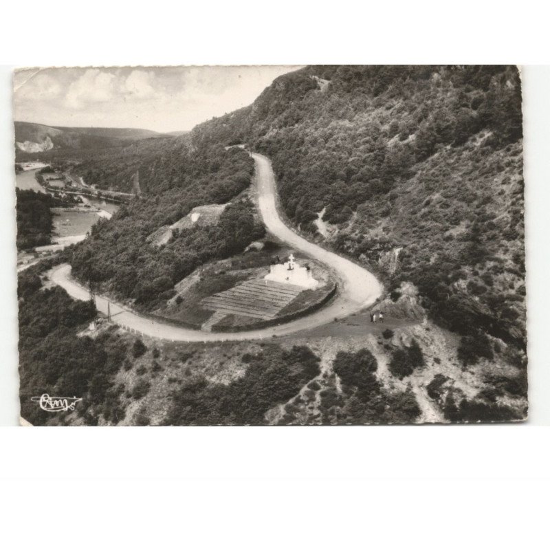 REVIN: le mont malgré tout, monument du maquis vue aérienne 10x15 - état