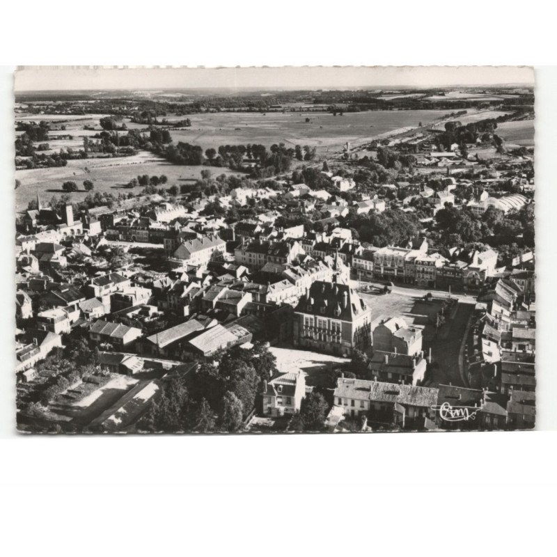 VOUZIERS: l'hôtel de ville et la placevue aérienne 10x15 - très bon état