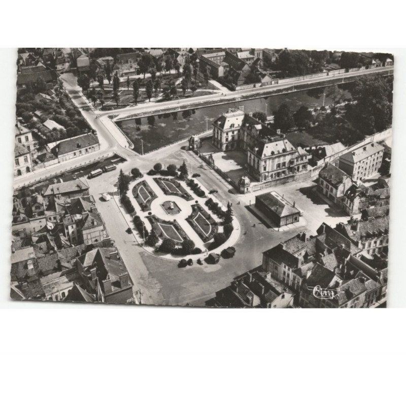 TROYES: la préfecture, son jardin et le miroir d'eau vue aérienne 10x15 - état