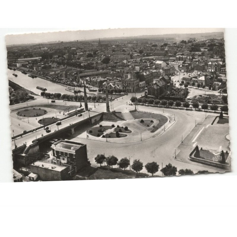 SAINT-QUENTIN: le pont et la place du monument vue aérienne 10x15 - très bon état