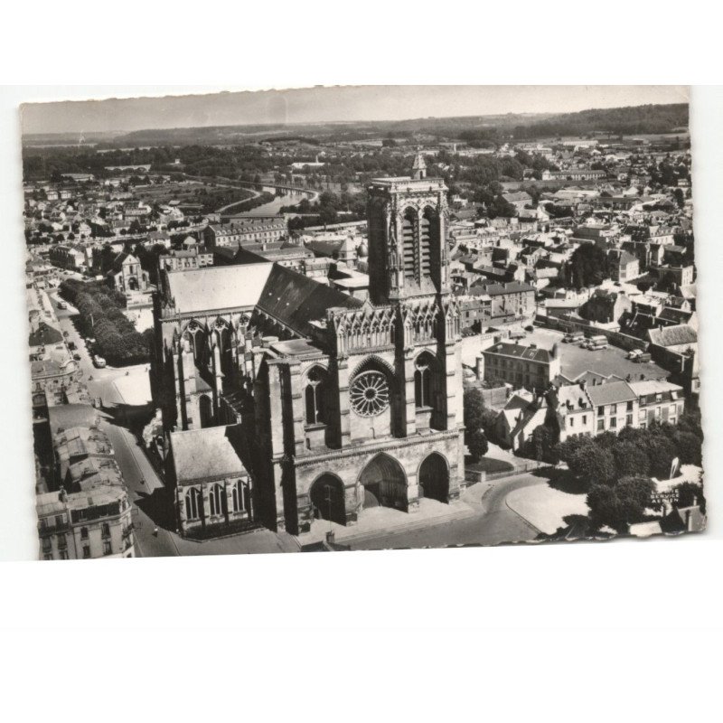 SOISSONS: la cathédrale vue aérienne 10x15 - très bon état