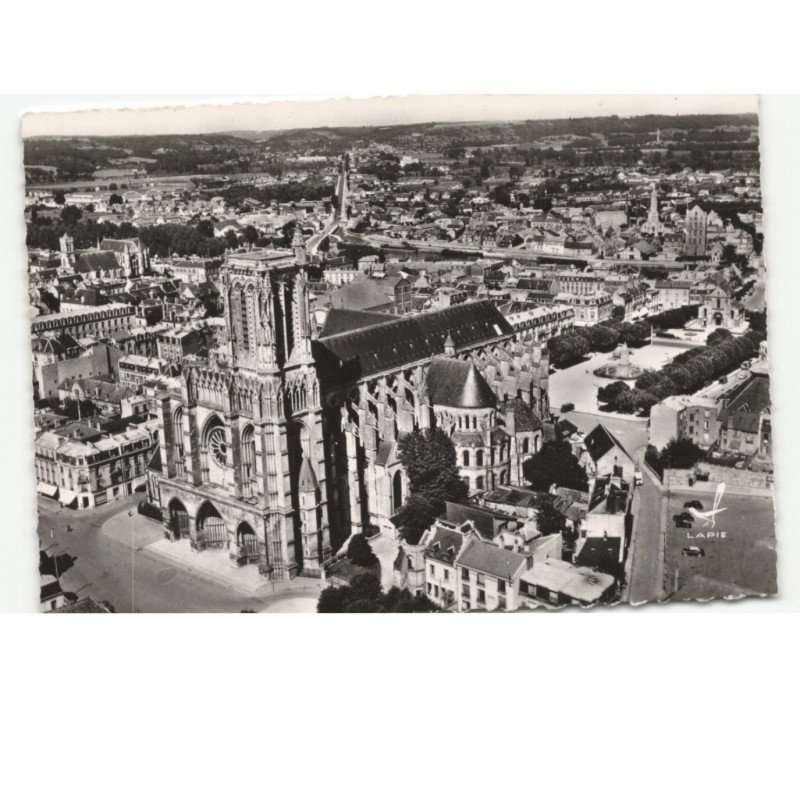 SOISSONS: la cathédrale vue aérienne 10x15 - très bon état