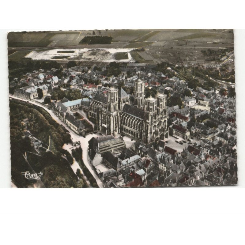 LAON: la cathédrale vue aérienne 10x15 - très bon état