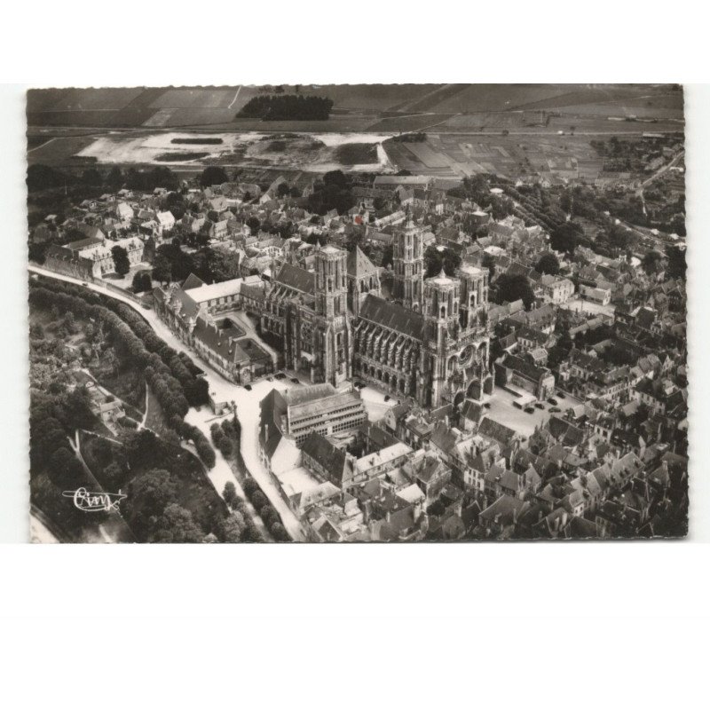 LAON: la cathédrale vue aérienne 10x15 - très bon état