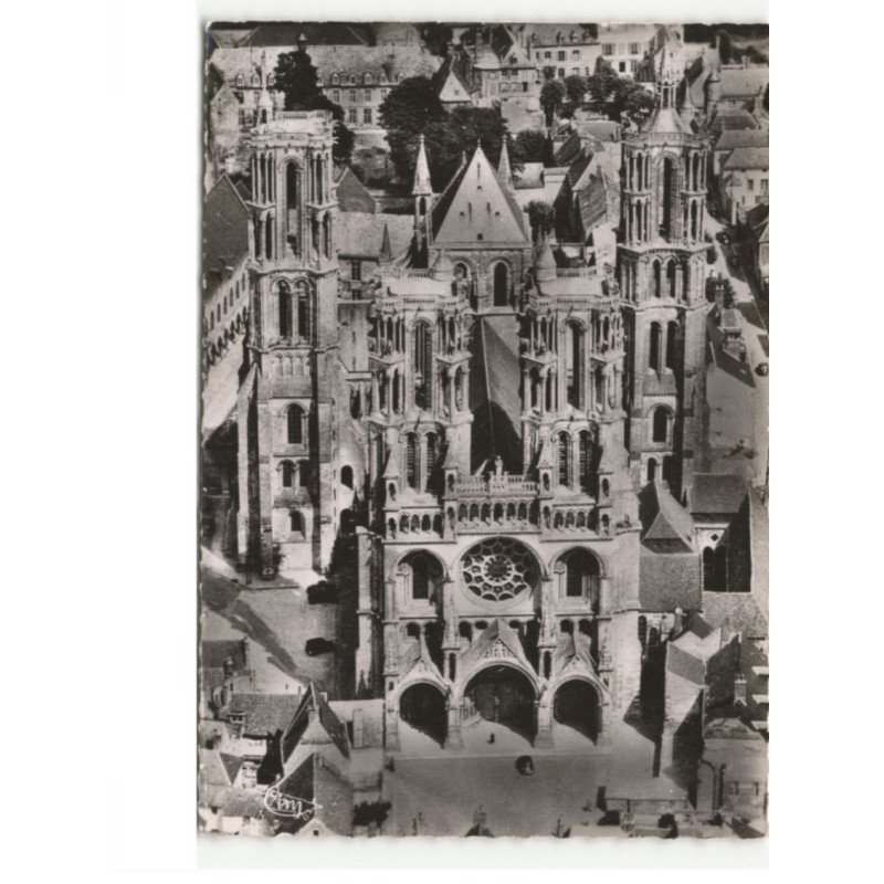 LAON: la cathédrale vue aérienne 10x15 - très bon état