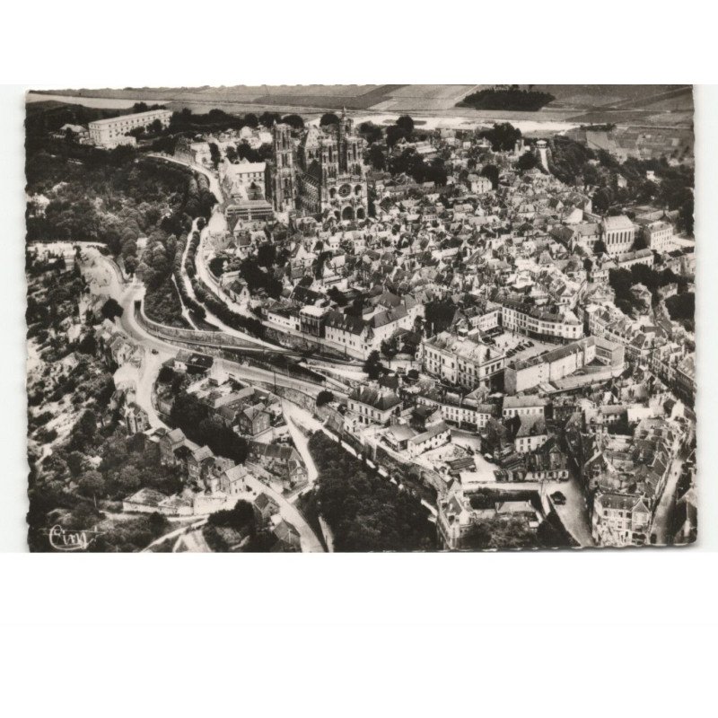 LAON: place du générale-leclerc et la cathédrale vue aérienne 10x15 - très bon état