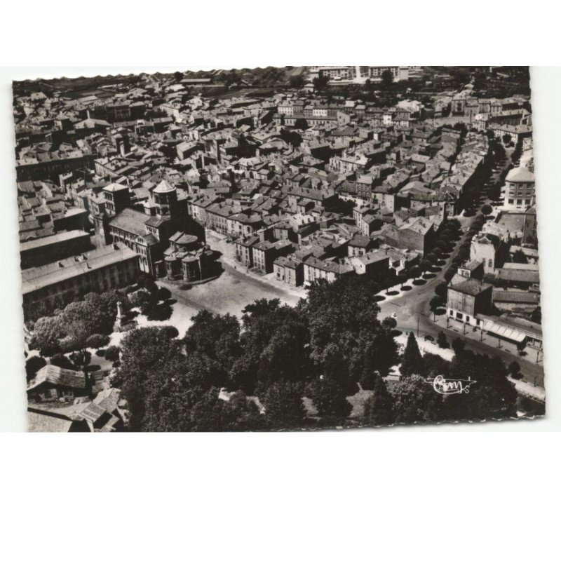 ISSOIRE: le square et l'église vue aérienne 10x15 - très bon état