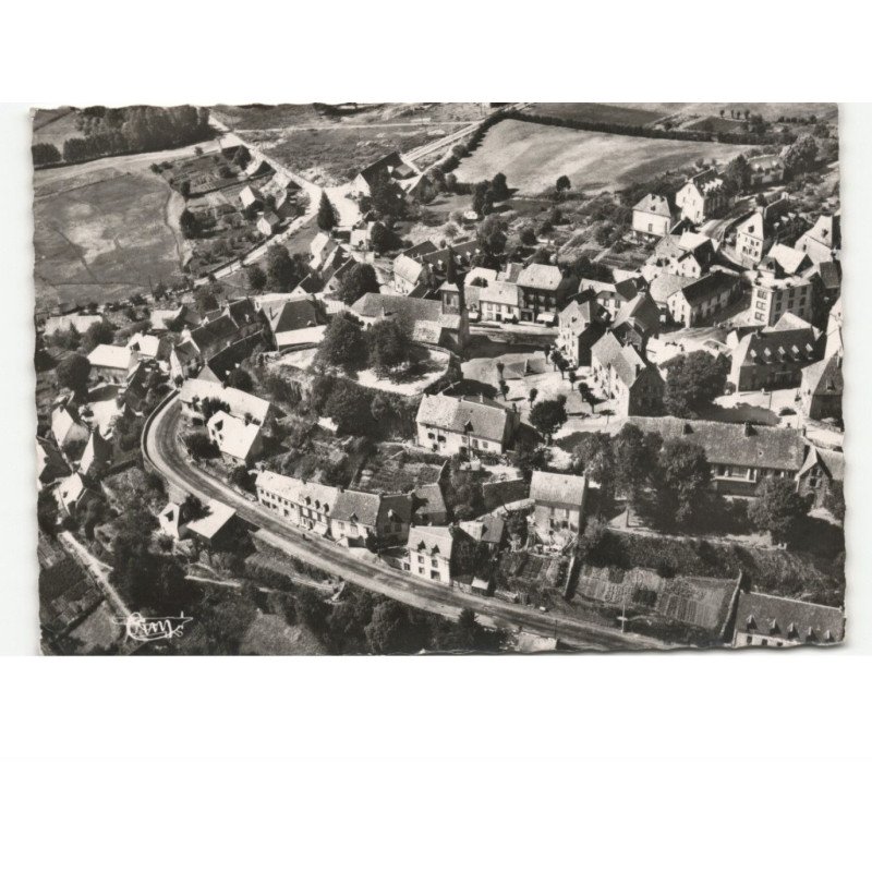 LATOUR D'AUVERGNE: le centre de la ville vue aérienne 10x15 - état (timbre arraché)