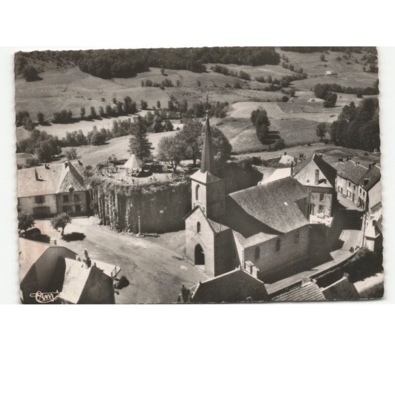 LATOUR-D'AUVERGNE: l'église et les ruines du château vue aérienne 10x15 - très bon état
