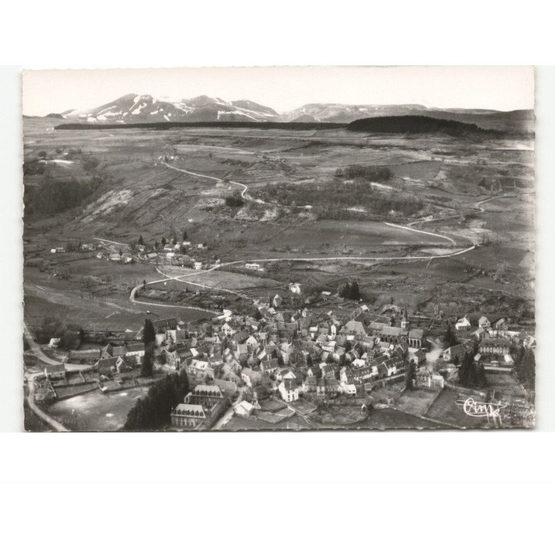 BESSE-en-CHANDESSE: vue générale et panorama sur la chaîne des dores vue aérienne 10x15 - très bon état