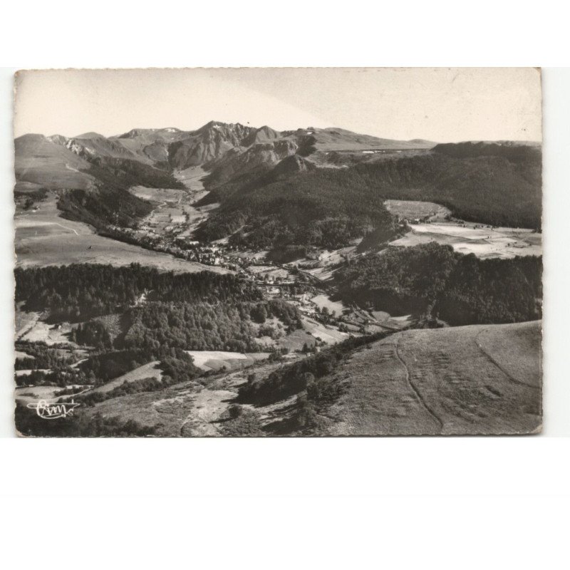 LE MONT-DORE: vue générale prise de la banne d'ordanche et le massif du sancy vue aérienne 10x15 - état
