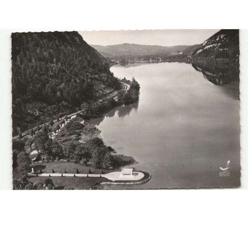 NANTUA: le lac, le monument départemental des déportés vue aérienne 10x15 - très bon état