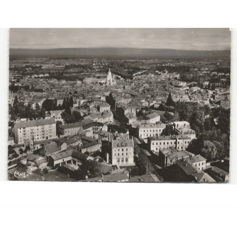 BOURG-en-BRESSE: rue d'alsace-lorraine, la préfecture la caisse d'épargne église vue aérienne 10x15 - (timbre arraché)