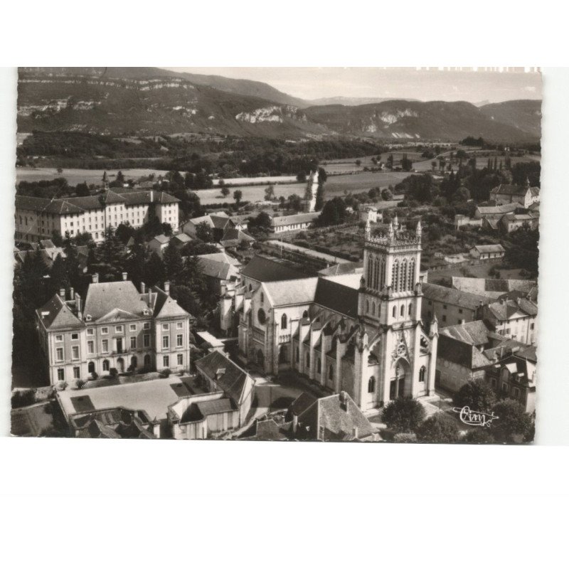 BELLEY: au premier plan, la cathédrale vue aérienne 10x15 - très bon état