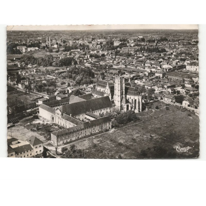 BOURG-en-BRESSE: au 1er plan, l'église de brou vue aérienne 10x15 - très bon état