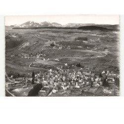 BESSE-en-CHANDESSE: vue générale et panorama sur la chaîne des dores vue aérienne 10x15 - très bon état