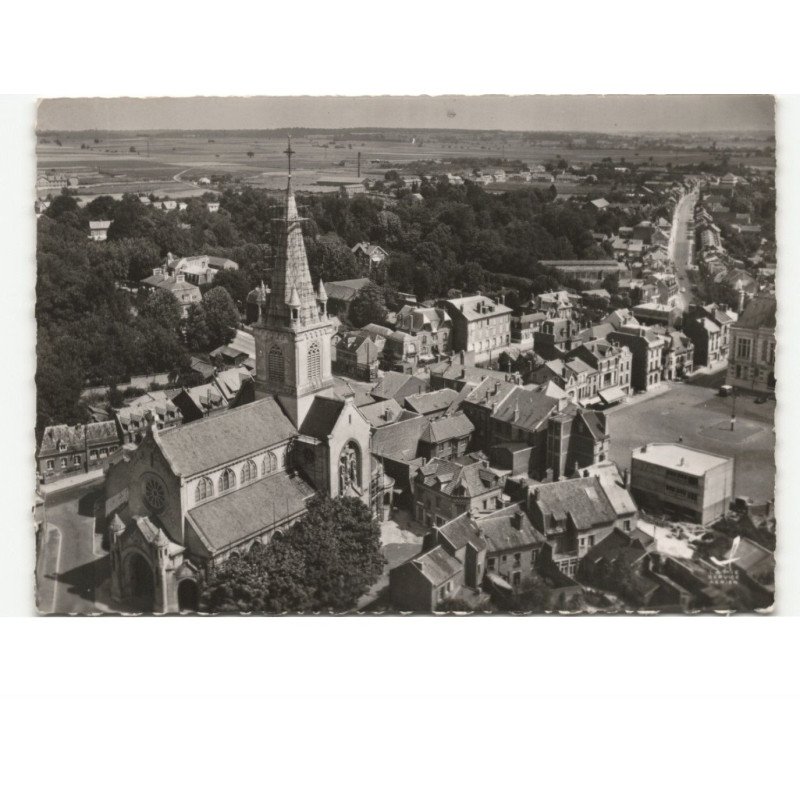 CHAUNY: l'église saint-martin et place de l'hôtel de ville vue aérienne 10x15 - très bon état