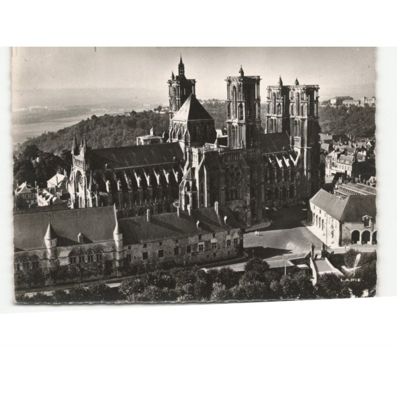 LAON: la cathédrale et le palais de justice (ancien palais episcolpal) vue aérienne 10x15 - très bon état