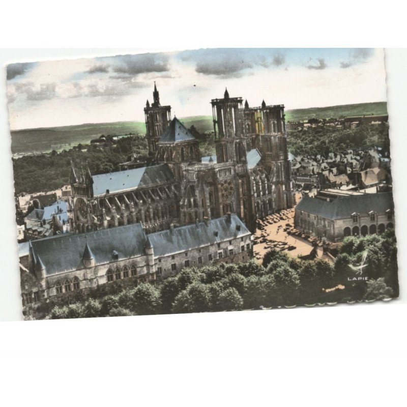 LAON: la cathédrale vue aérienne 10x15 - très bon état