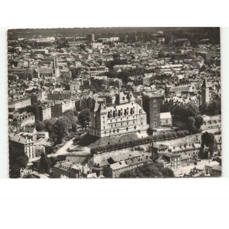 PAU: vue générale sur la ville au 1er plan le château d'henri IV vue aérienne 10x15 - très bon état