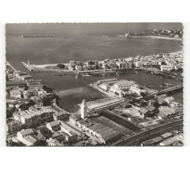 SAINT-JEAN-de-LUZ: entrée du port vue aérienne 10x15 - très bon état