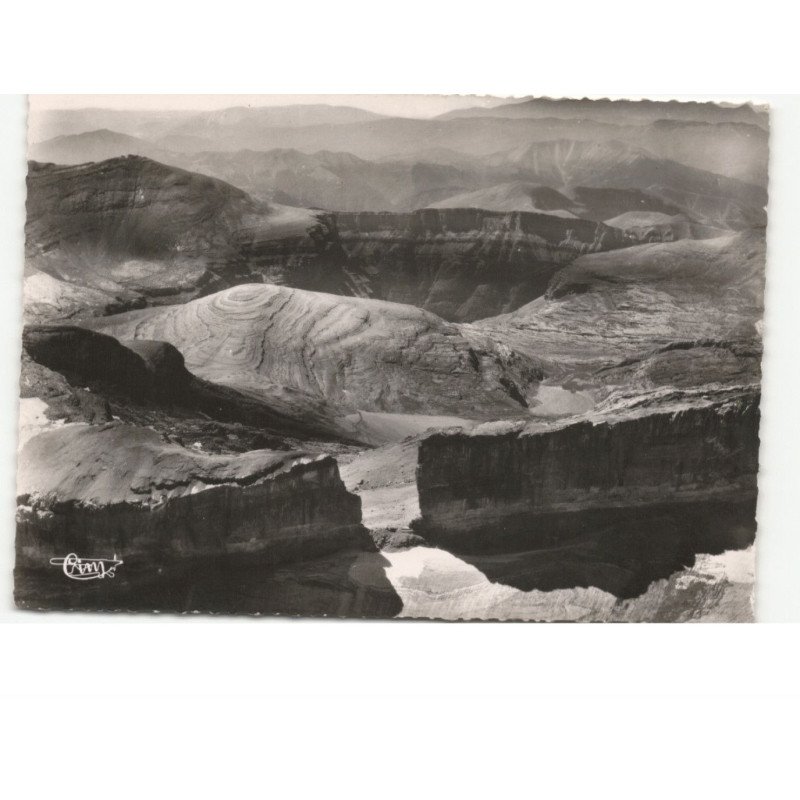 GAVARNIE: la brèche de roland et le cirque de cottatuero vallée d'arasas  vue aérienne 10x15 - très bon état