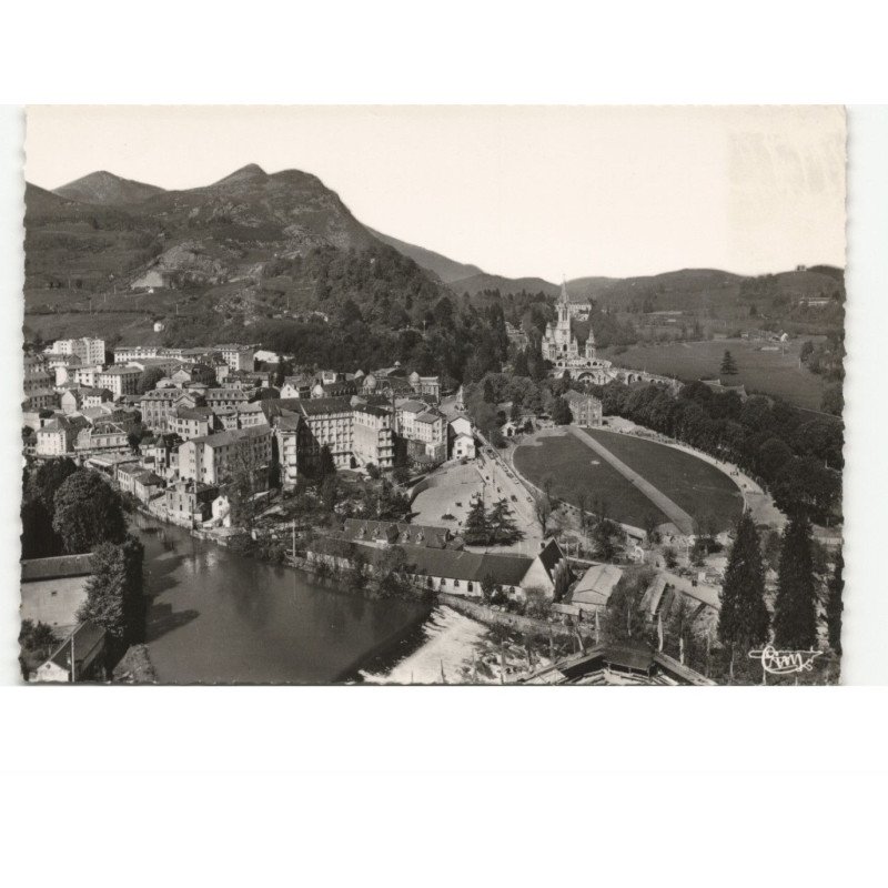 LOURDES: la basilique, l'église souterraine saint pie X et le gave vue aérienne 10x15 - très bon état
