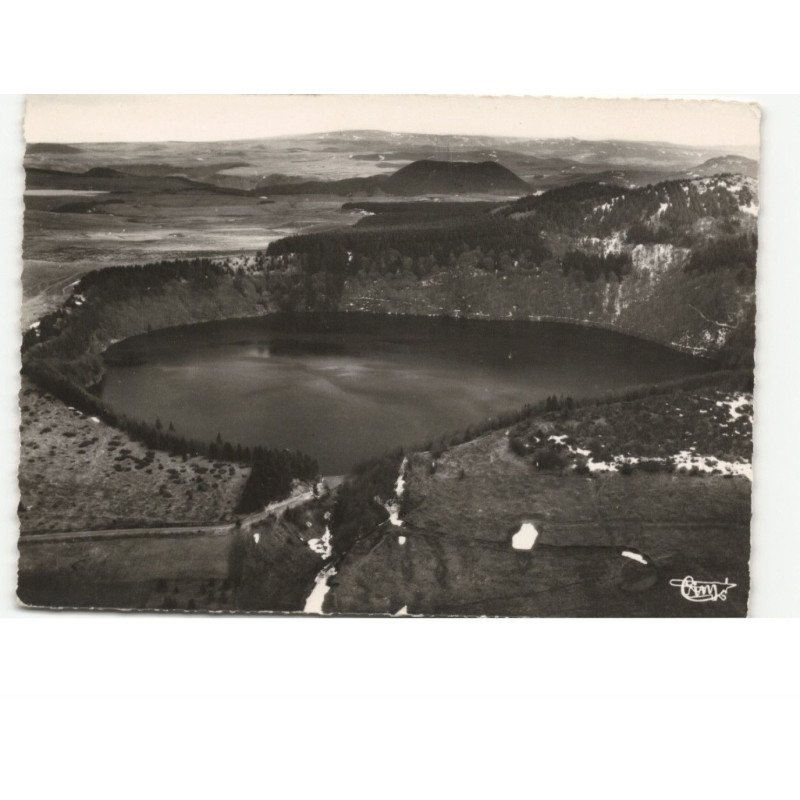 LE LAC PAVIN: le lac de bourdouze vue aérienne 10x15 - très bon état