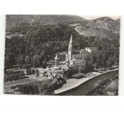LOURDES: sanctuaires de profil avec la grotte et les piscines vue aérienne 10x15 - état