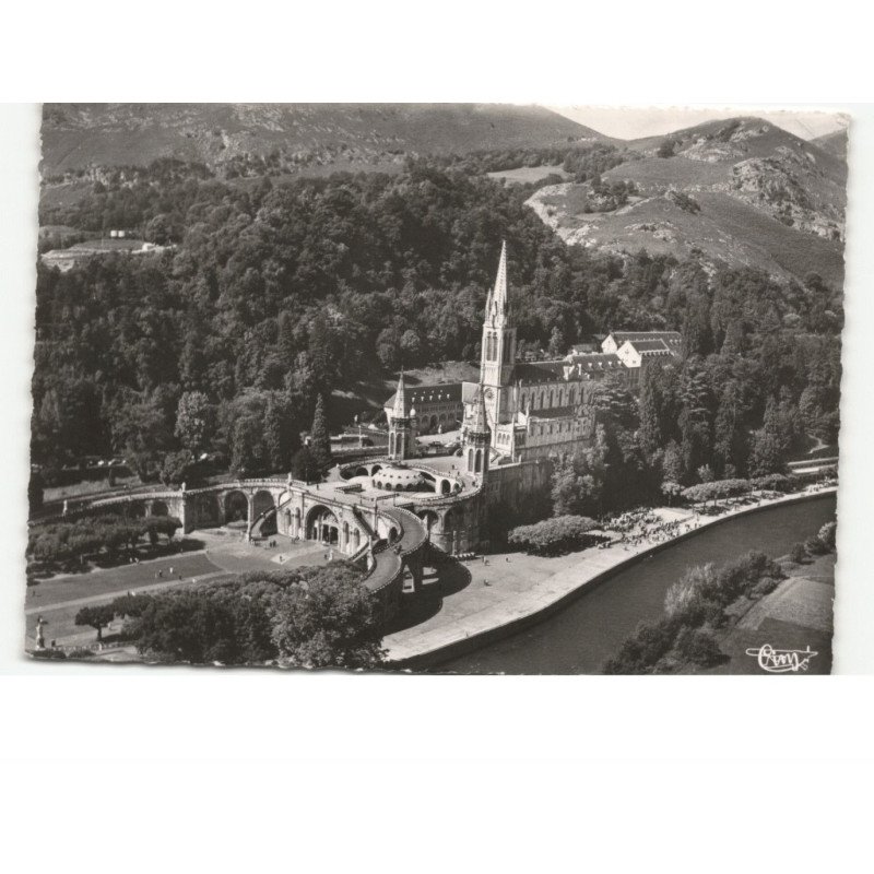 LOURDES: sanctuaires de profil avec la grotte et les piscines vue aérienne 10x15 - état