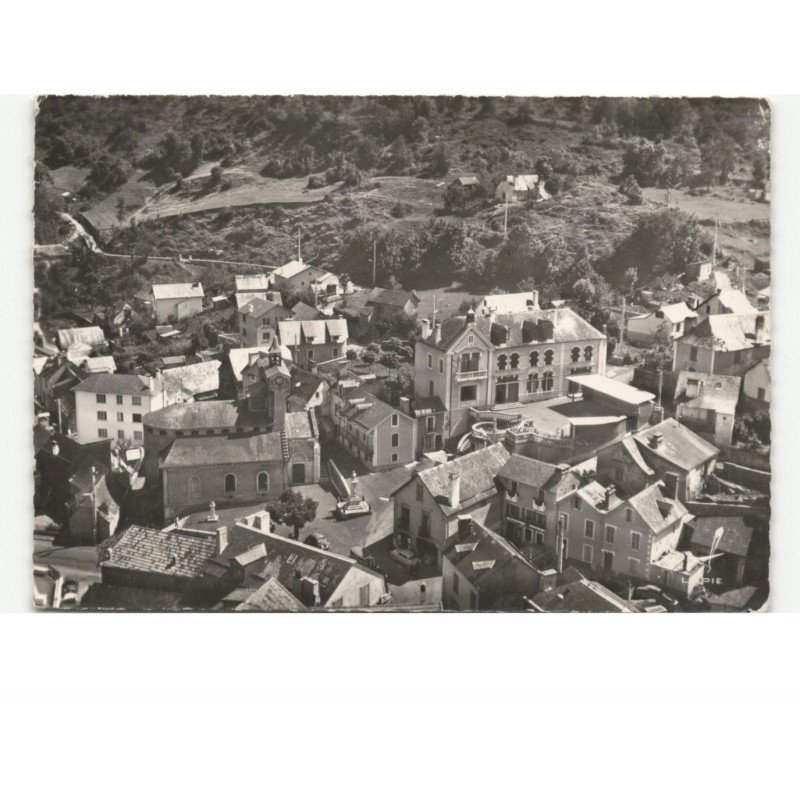 SOULOM: l'église et l'école vue aérienne 10x15 - très bon état