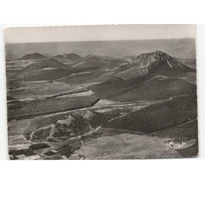 LE PUY-de-DOME: la chaîne des dômes vue aérienne 10x15 - très bon état