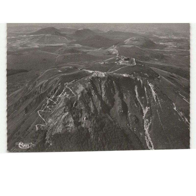 LE PUY-de-DOME: la voie romaine, le restaurant et l'observatoire, la chaîne des puys vue aérienne 10x15 - très bon état