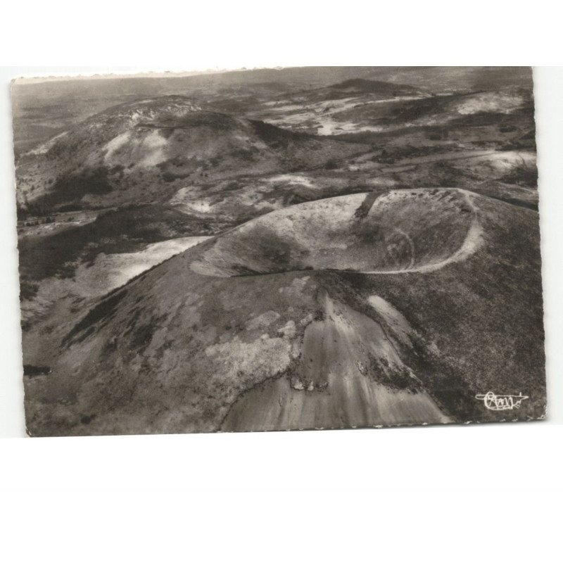 LE PUY-de-DOME: chaîne des dômes, le puy du pariou, ancien cratère, coulée de lave vue aérienne 10x15 - très bon état