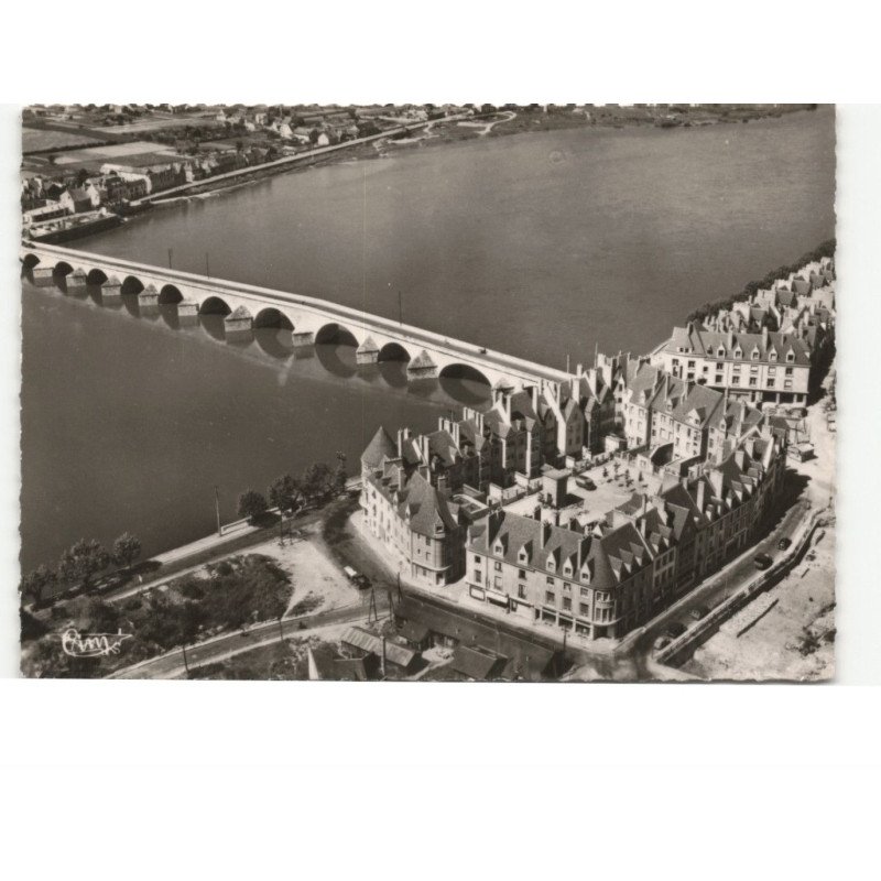 GIEN: l'ilot 14 reconstruit et le pont sur la loire vue aérienne 10x15 - très bon état