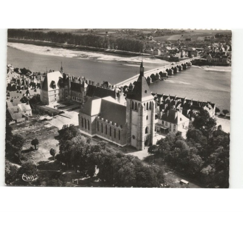GIEN: l'église et le château vue aérienne 10x15 - très bon état