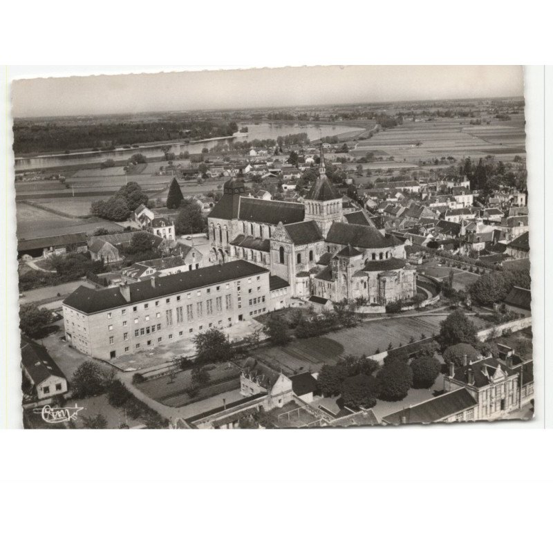 SAINT-BENOIT-sur-LOIRE: la basilique et l'abbaye vues de l'est vue aérienne 10x15 - très bon état
