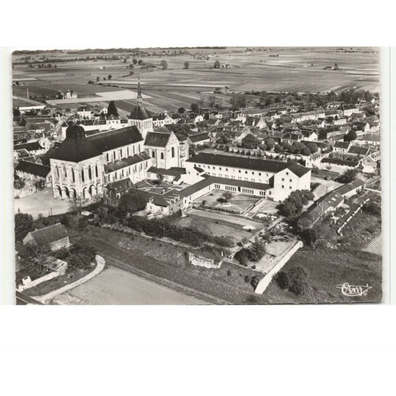 SAINT-BENOIT-sur-LOIRE: la basilique et l'abbaye vues de l'ouest vue aérienne 10x15 - très bon état
