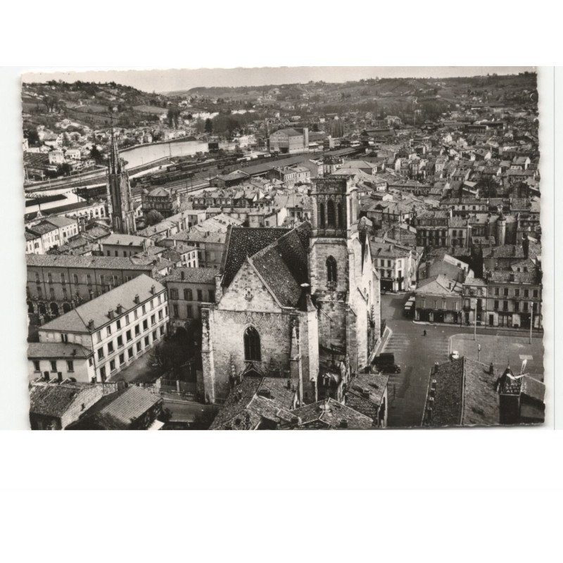 AGEN: cathédrale saint-caprais et le collège vue aérienne 10x15 - très bon état