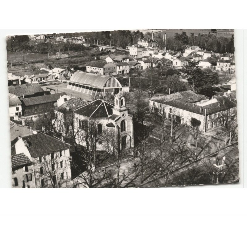 NERAC: place du champ de foire et la nouvelle halle le temple vue aérienne 10x15 - très bon état