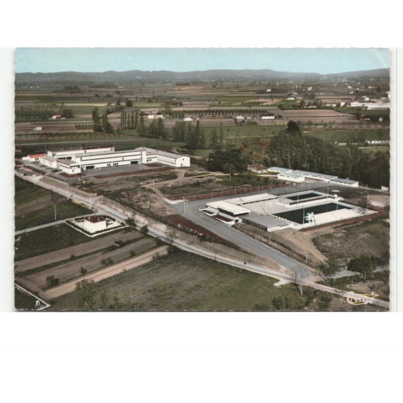 SAINTE-LIVRADE: la piscine olympique et le collège vue aérienne 10x15 - très bon état