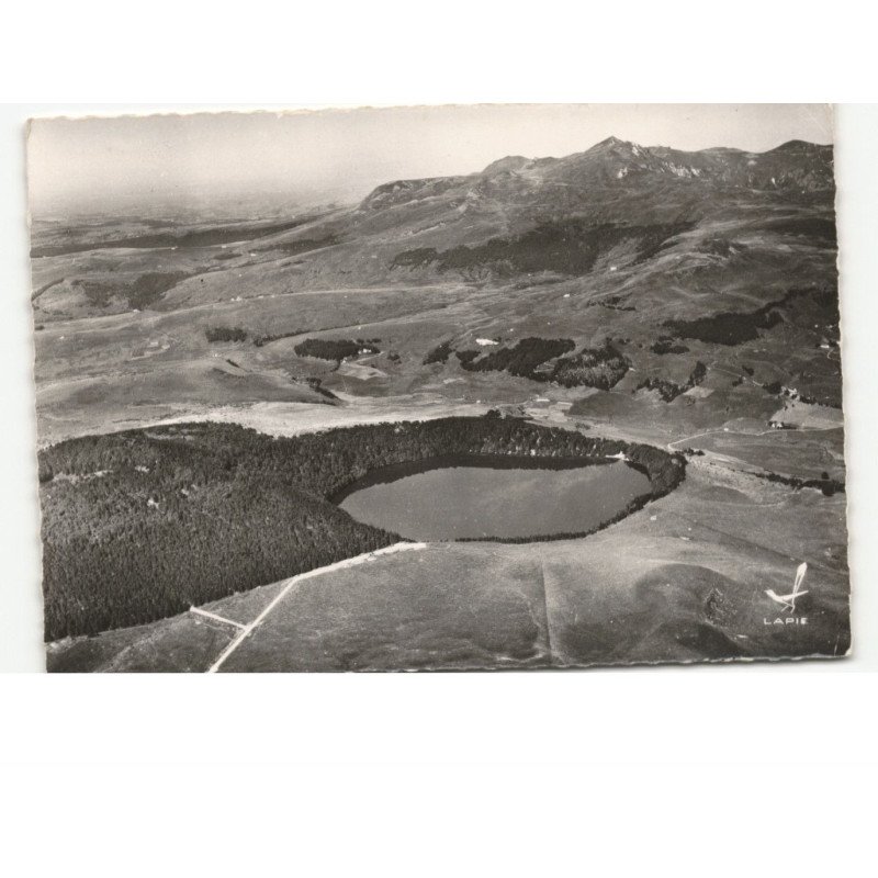 BESSE-en-CHANDESSE: le lac pavin vue aérienne 10x15 - très bon état